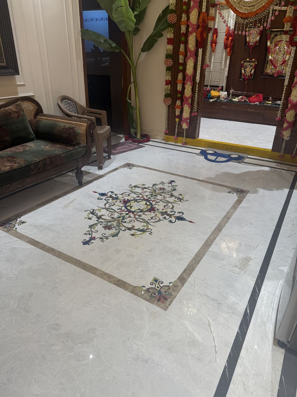 Marble entrance floor with an inlaid floral medallion and border